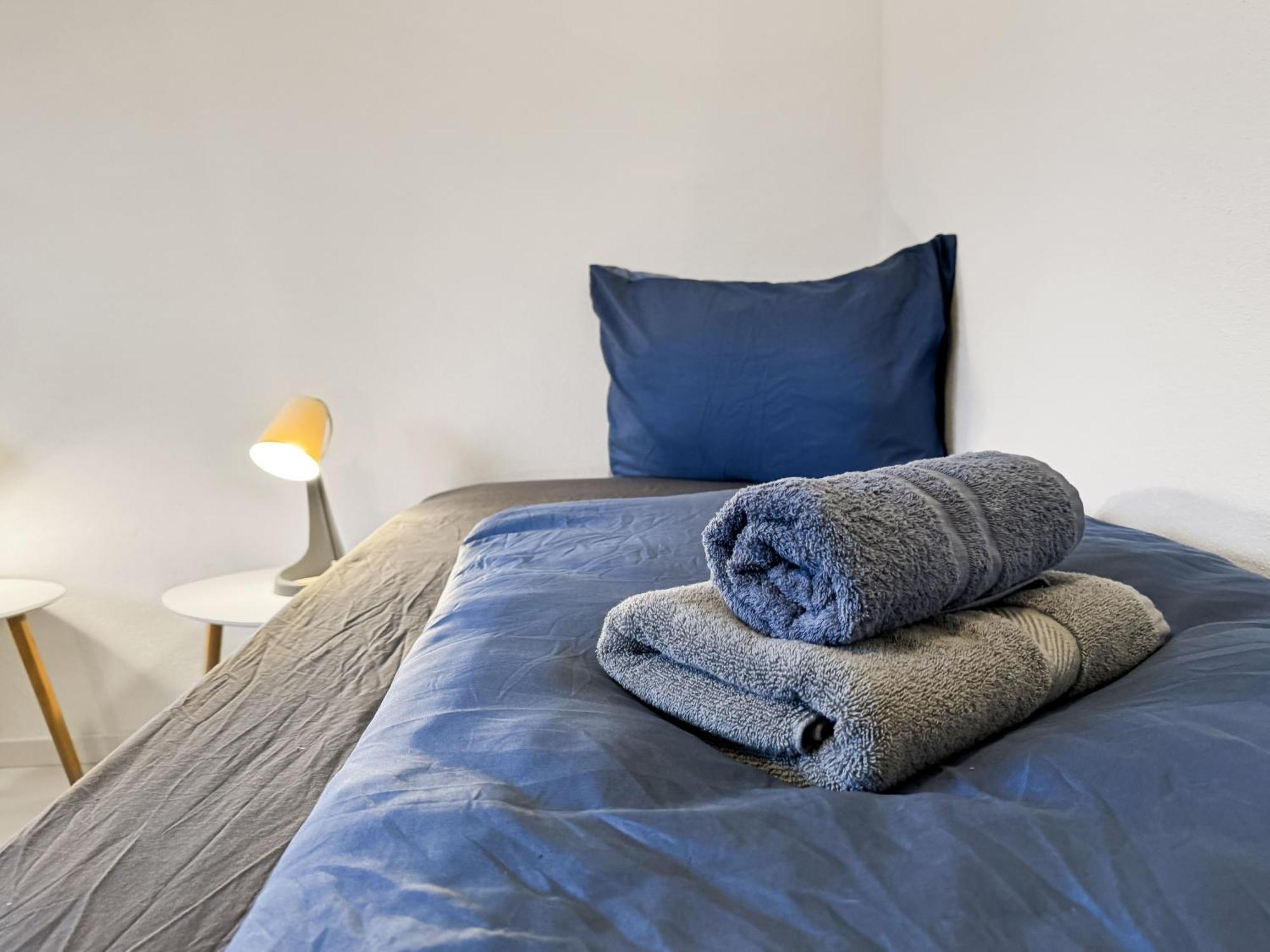 Feworld - 2 - Near Train Station - Free Parking Apartment