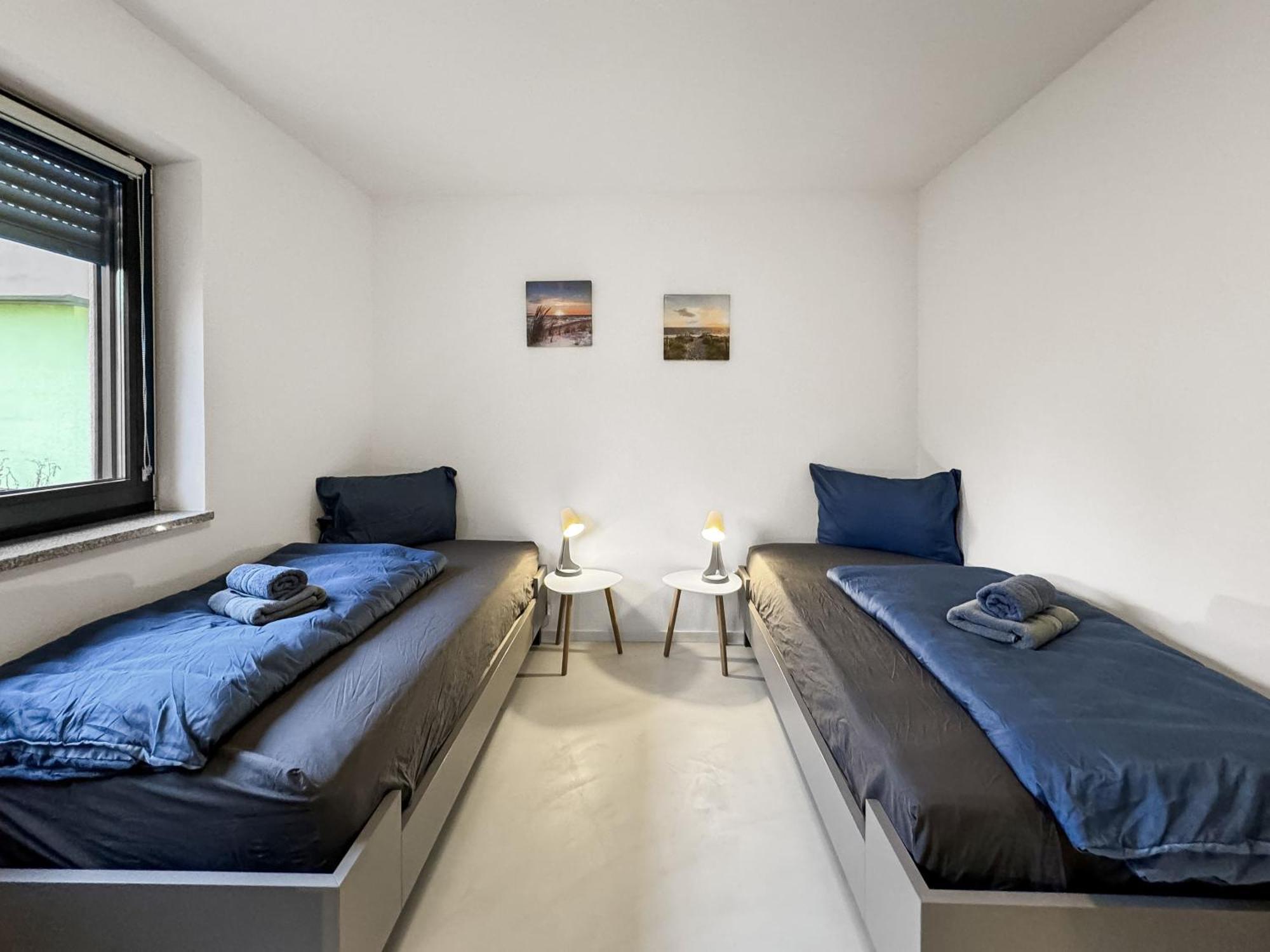 Feworld - 2 - Near Train Station - Free Parking Apartment *