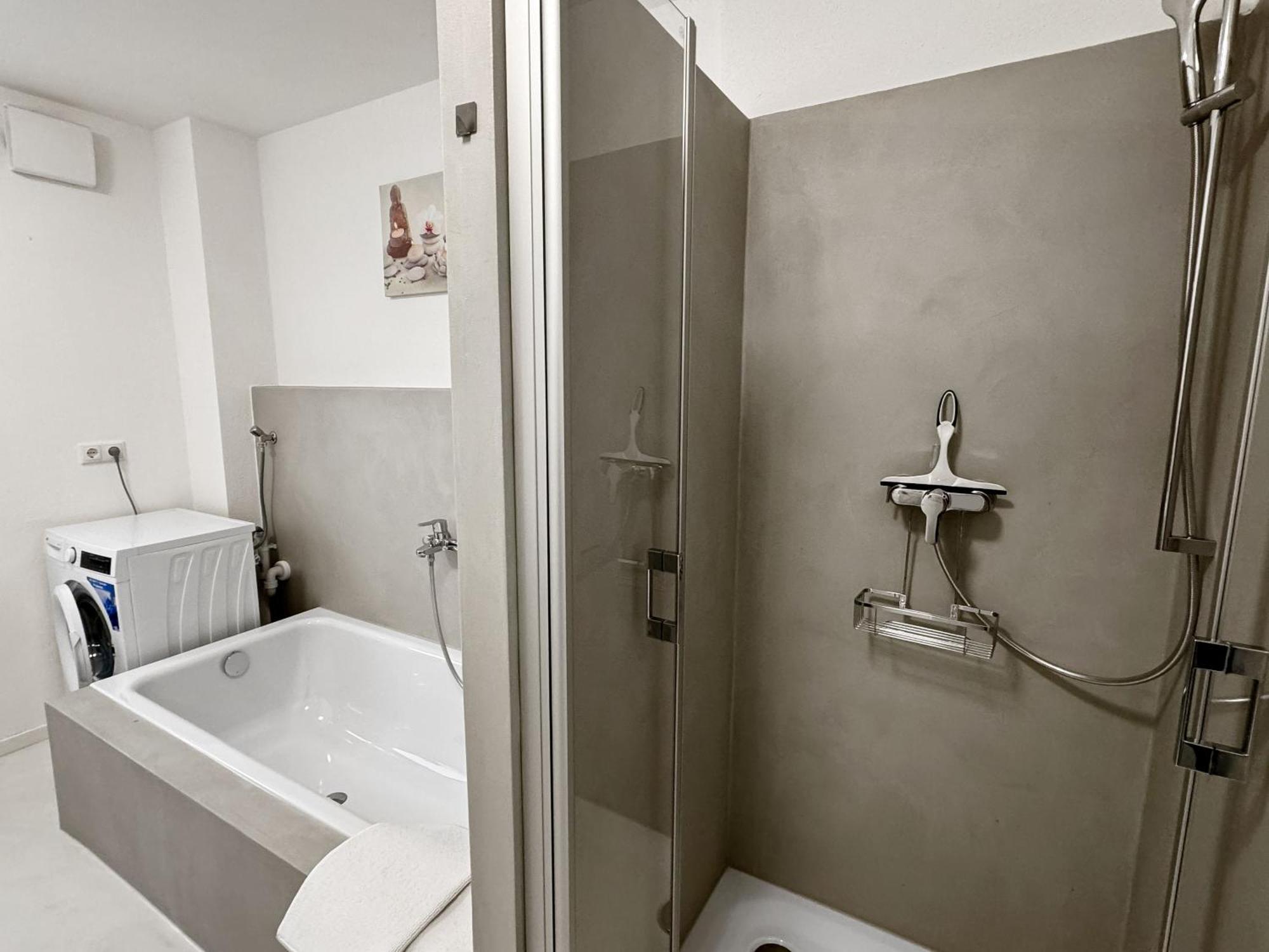 Feworld - 2 - Near Train Station - Free Parking Apartment