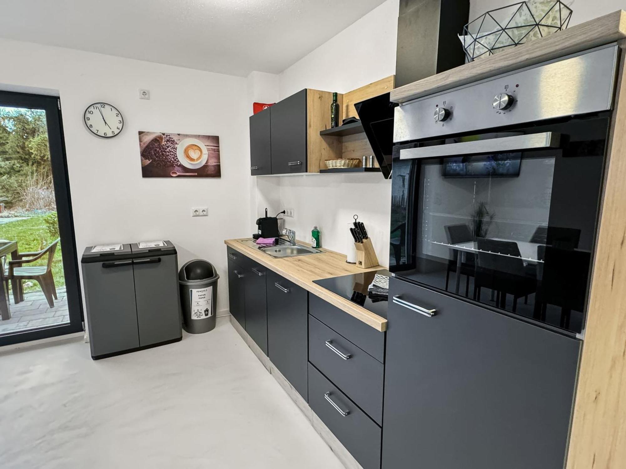 Feworld - 2 - Near Train Station - Free Parking *