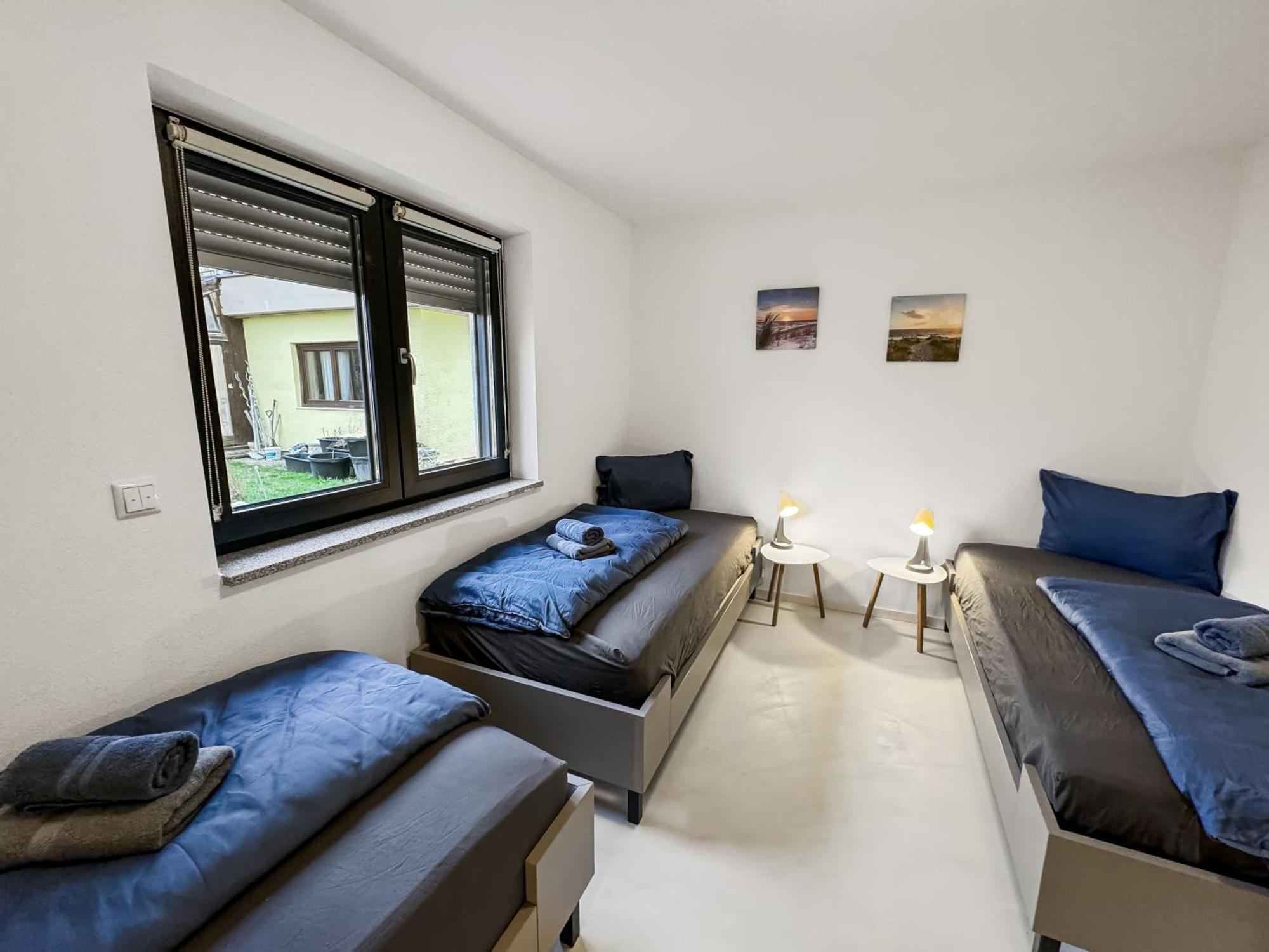 Feworld - 2 - Near Train Station - Free Parking Apartment *