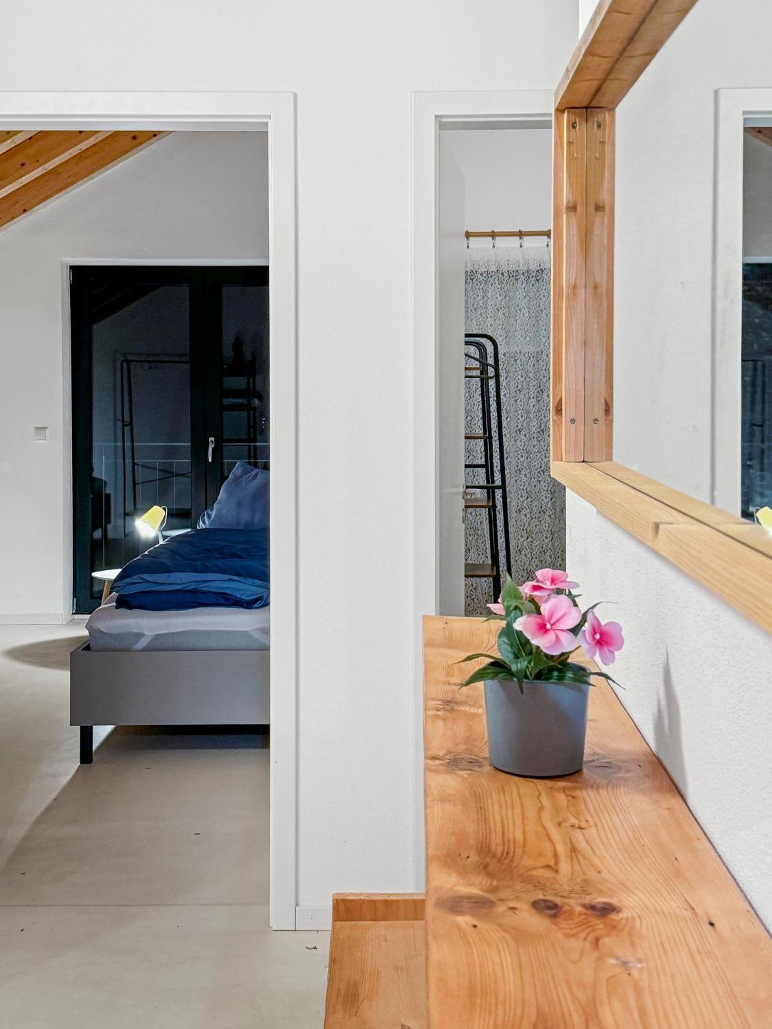 Feworld - 2 - Near Train Station - Free Parking Apartment