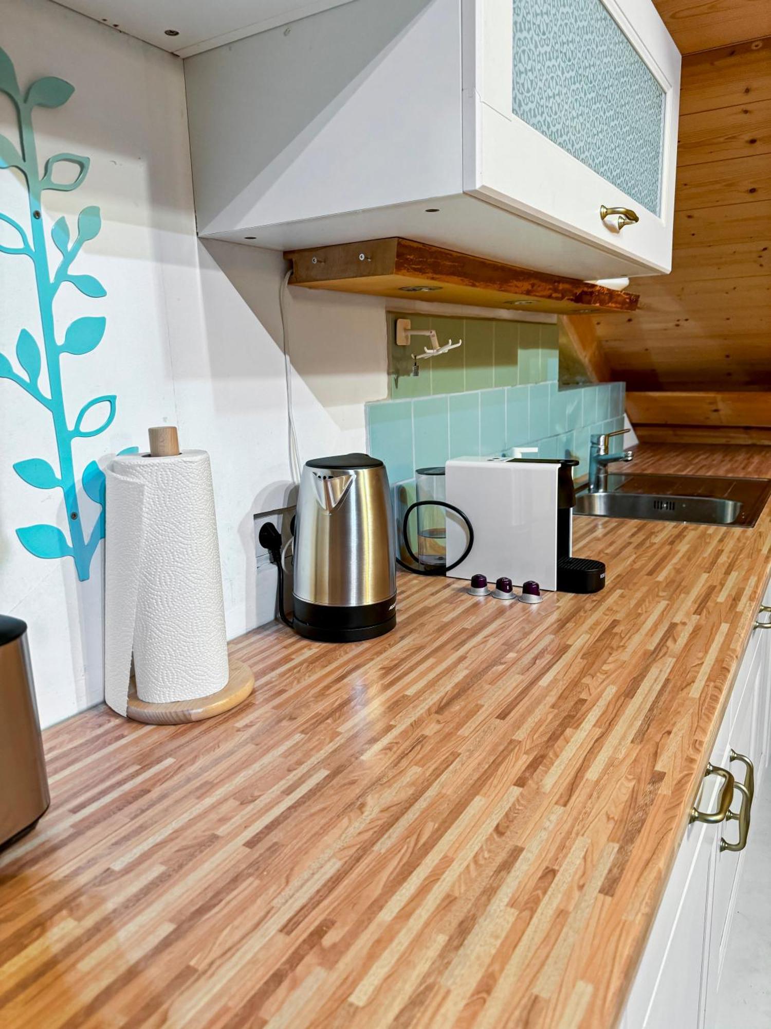 Feworld - 2 - Near Train Station - Free Parking Apartment *